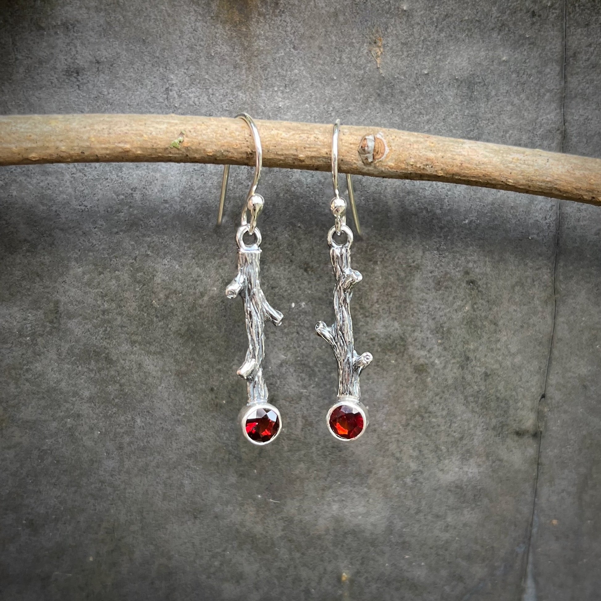 Boucles d'oreilles brindilles en argent avec grenats à facettes • Argent sterling