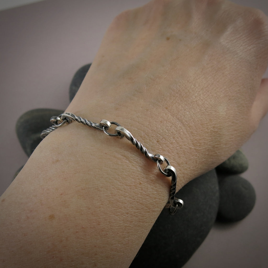 Bracelet à volutes torsadées en argent • Bracelet à maillons torsadés en « fer forgé » léger et unique