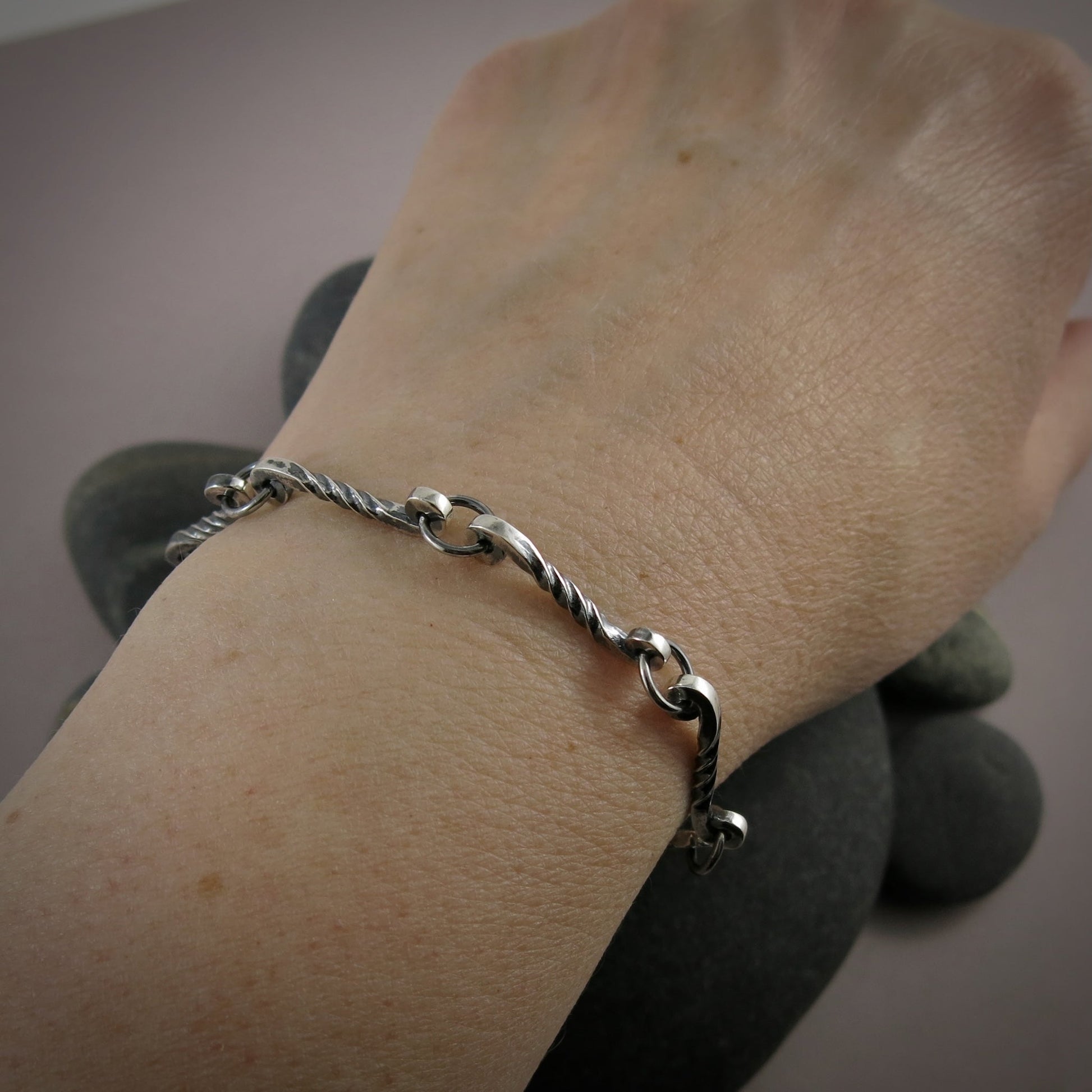 Bracelet à volutes torsadées en argent • Bracelet à maillons torsadés en « fer forgé » léger et unique
