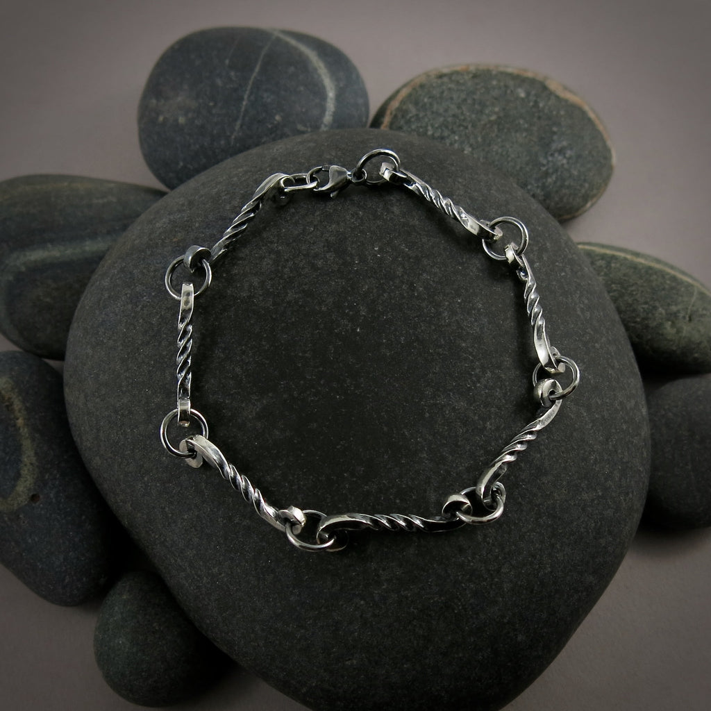 Bracelet à volutes torsadées en argent • Bracelet à maillons torsadés en « fer forgé » léger et unique