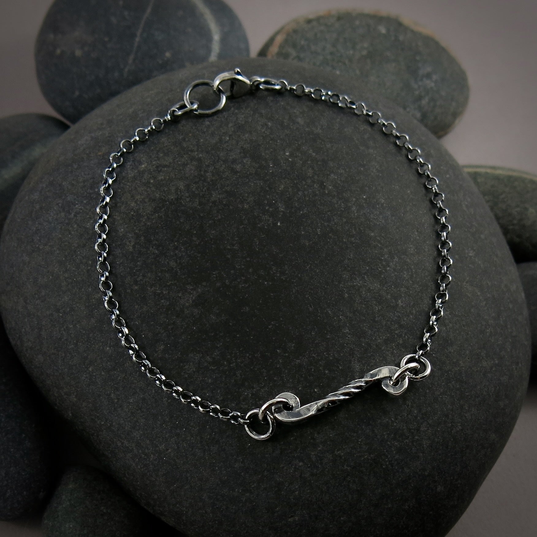 Bracelet à volutes torsadées en argent • Bracelet à volutes torsadées en « fer forgé » unique et léger