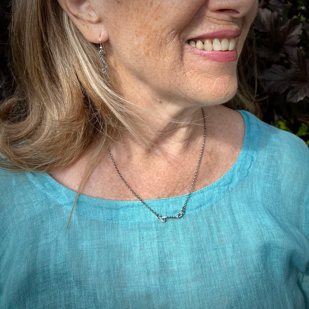 Collier à volutes torsadées en argent • Collier à volutes torsadées en « fer forgé » unique et léger