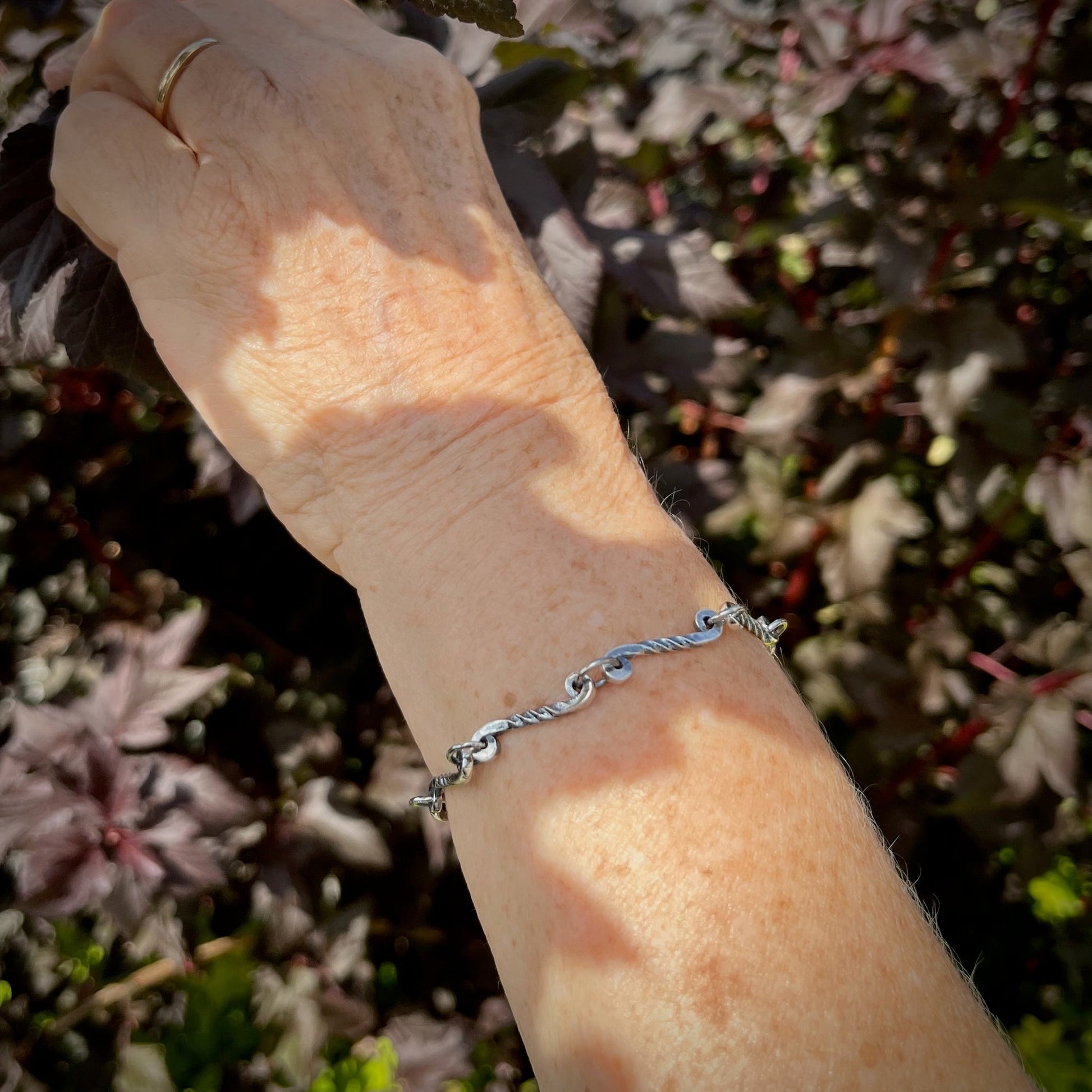 Bracelet à volutes torsadées en argent • Bracelet à maillons torsadés en « fer forgé » léger et unique