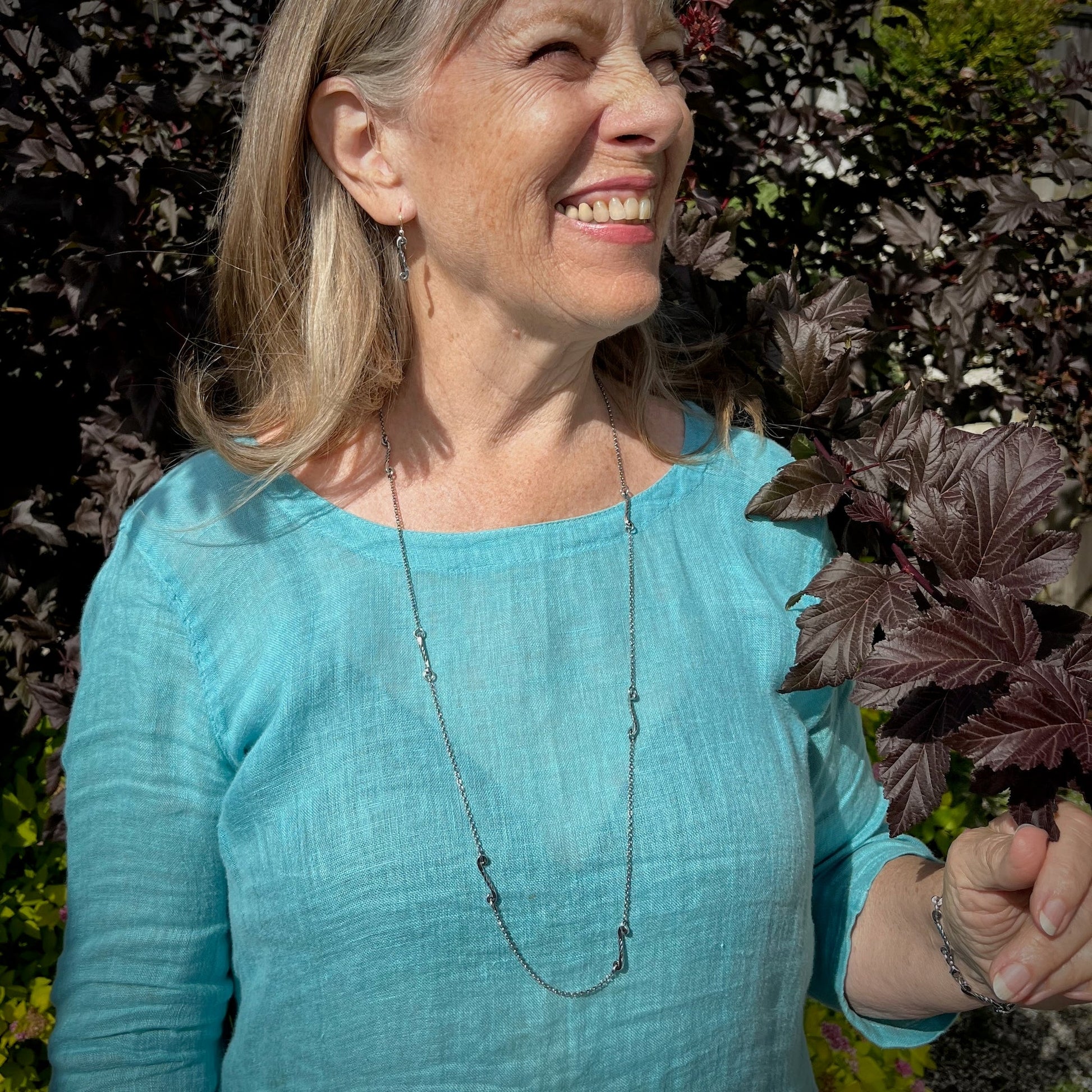 Collier chaîne à volutes torsadées en argent • Collier à superpositions long et léger en « fer forgé » unique