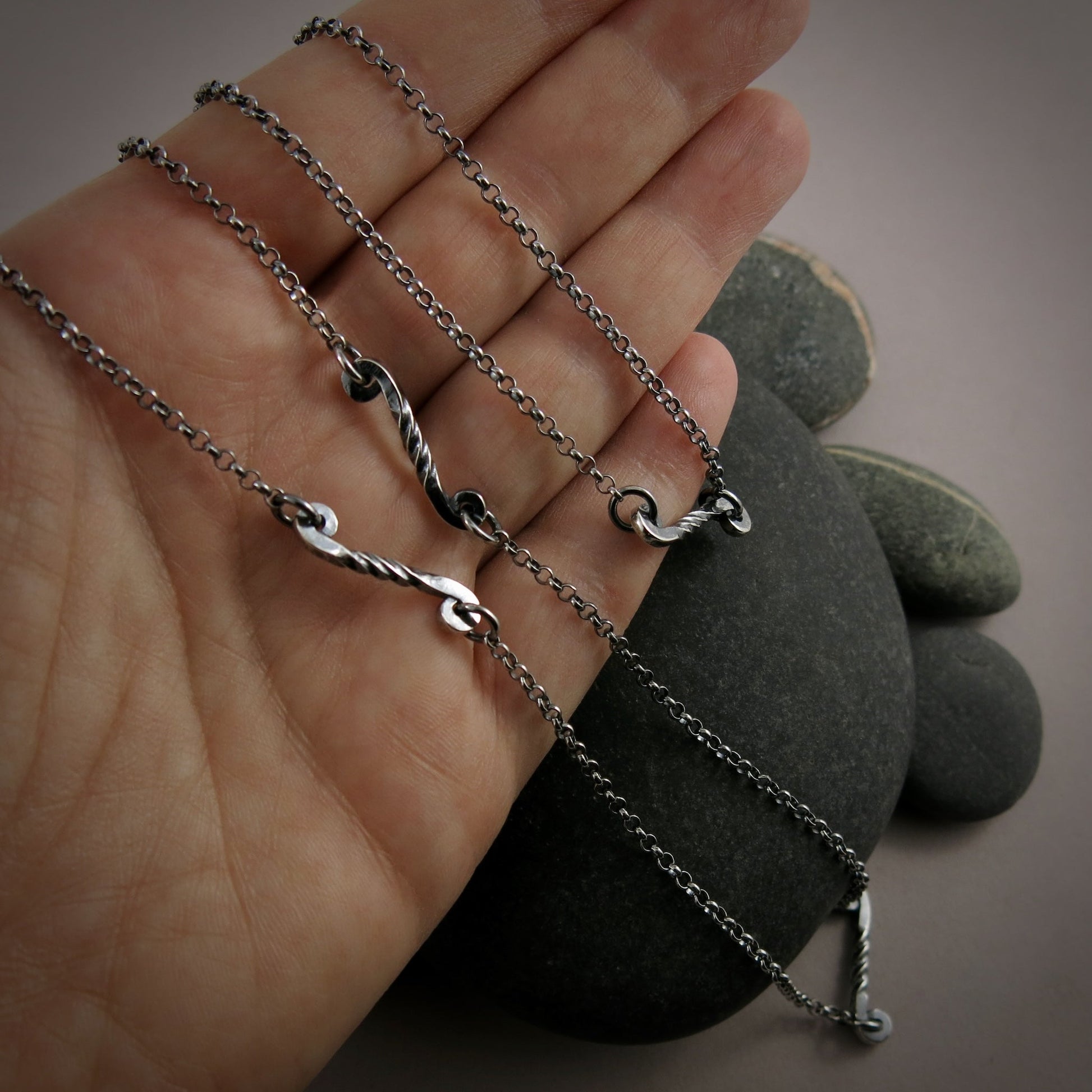 Collier chaîne à volutes torsadées en argent • Collier à superpositions long et léger en « fer forgé » unique