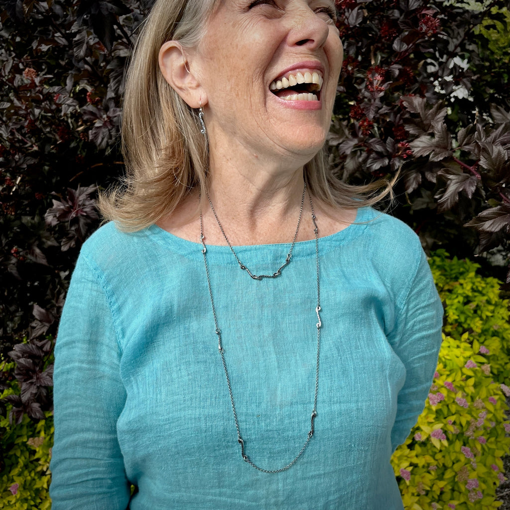 Collier chaîne à volutes torsadées en argent • Collier à superpositions long et léger en « fer forgé » unique