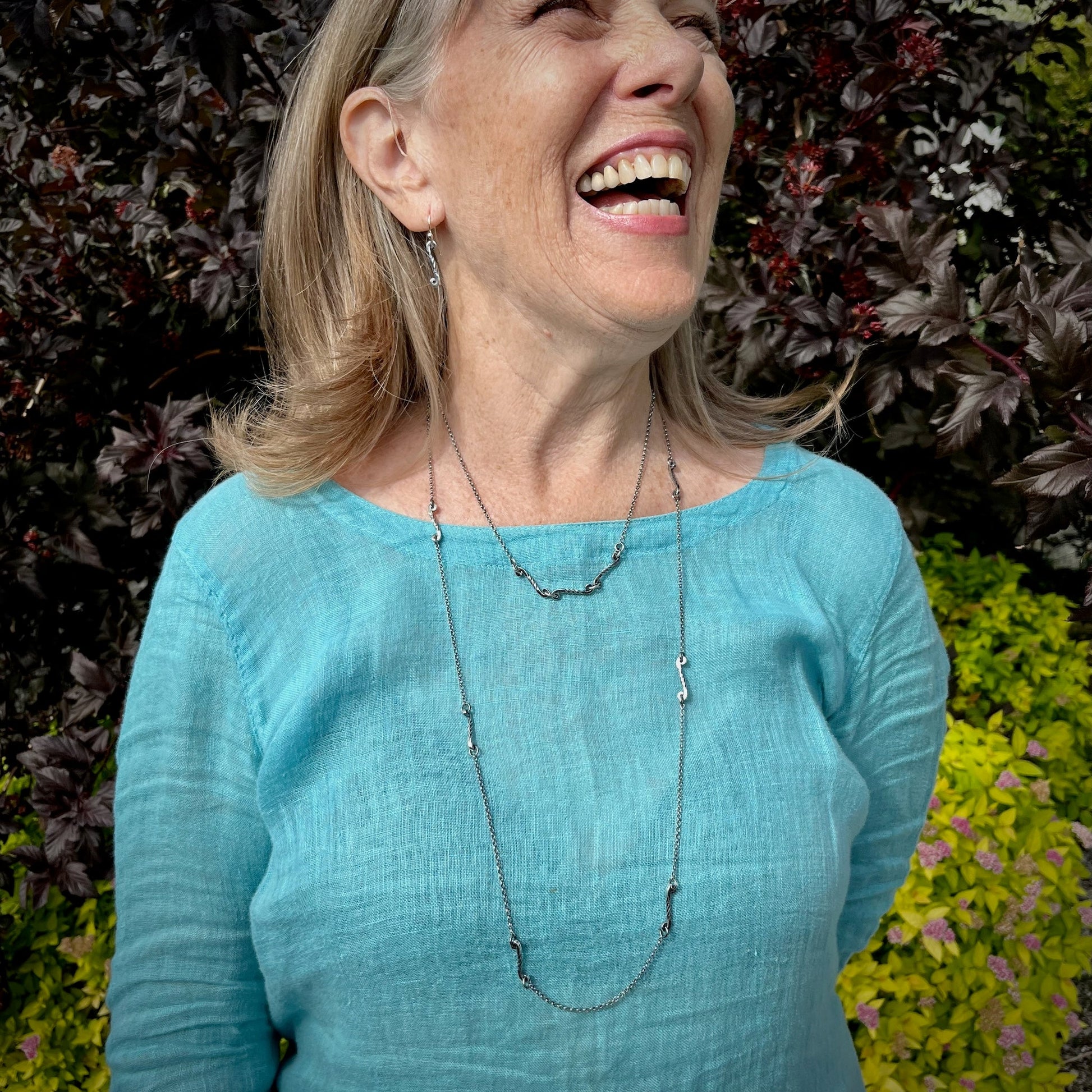 Collier chaîne à volutes torsadées en argent • Collier à superpositions long et léger en « fer forgé » unique