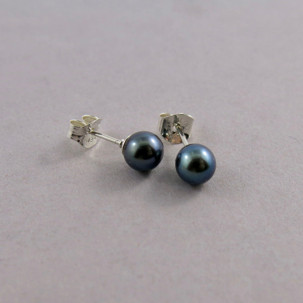 Clous d'oreilles simples en perles • Perles d'eau douce noires et argent sterling