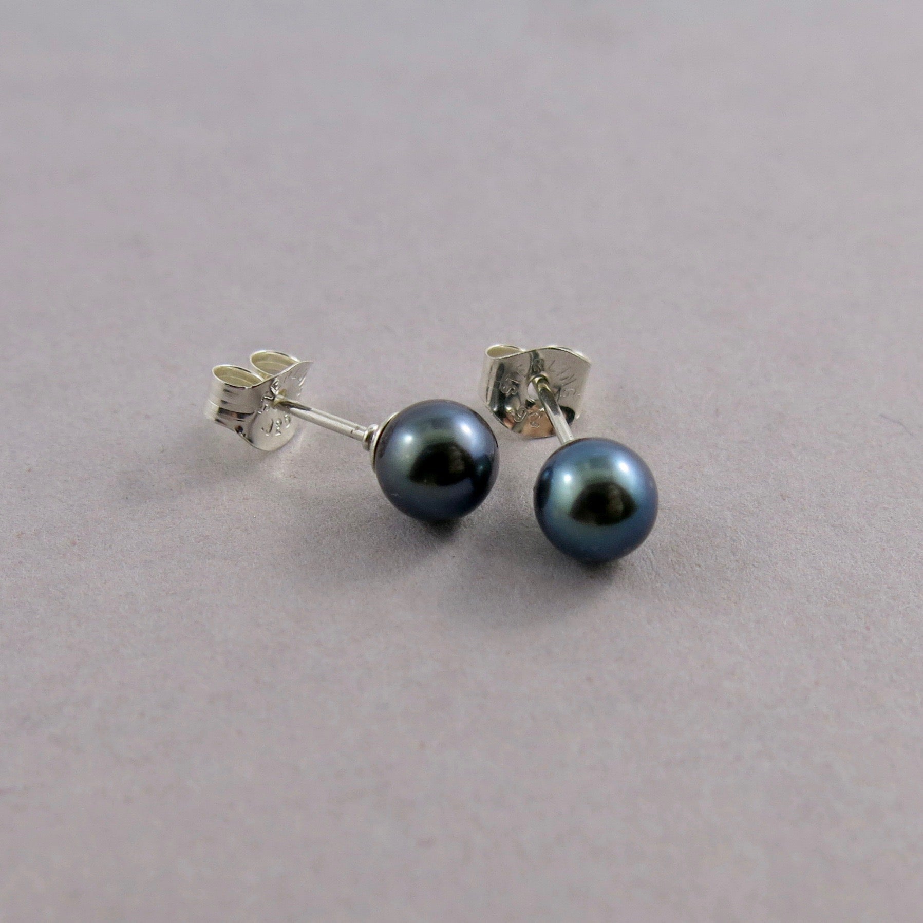 Clous d'oreilles simples en perles • Perles d'eau douce noires et argent sterling