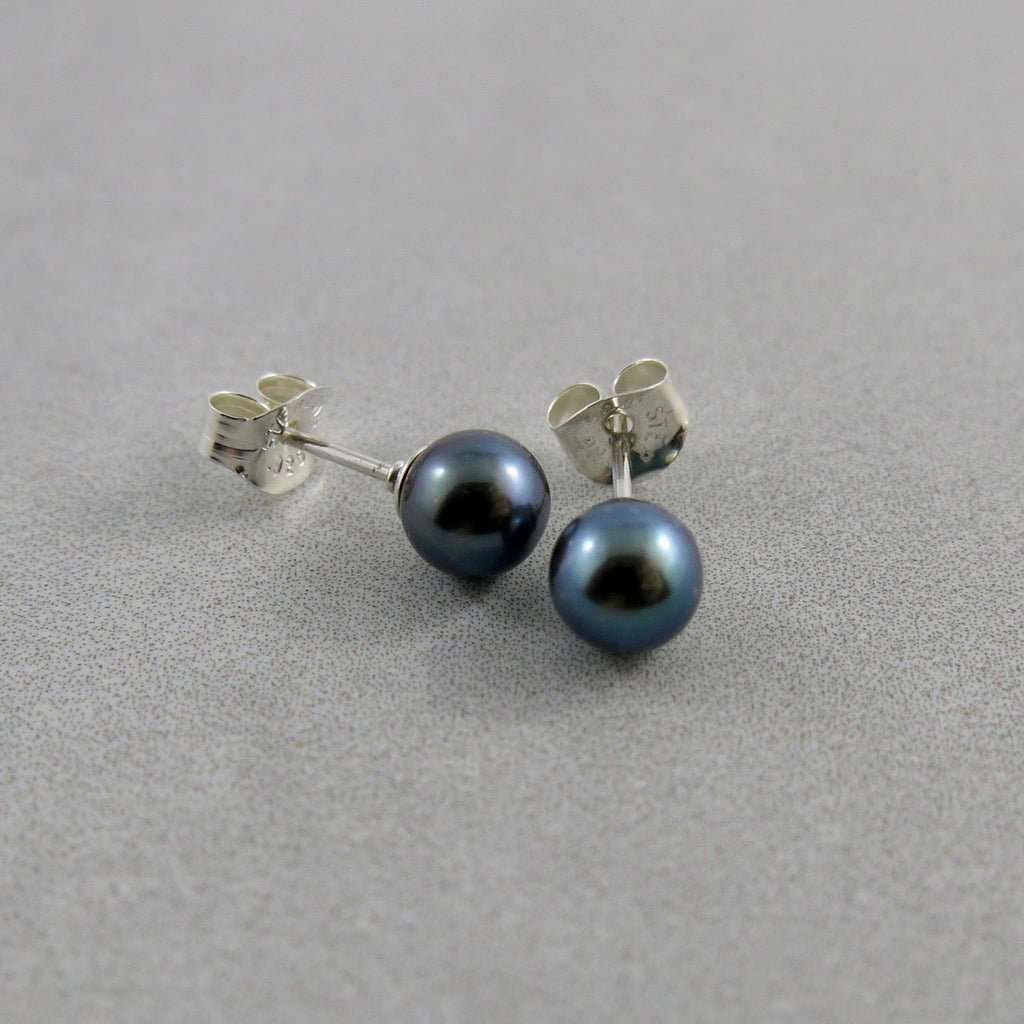 Clous d'oreilles simples en perles • Perles d'eau douce noires et argent sterling