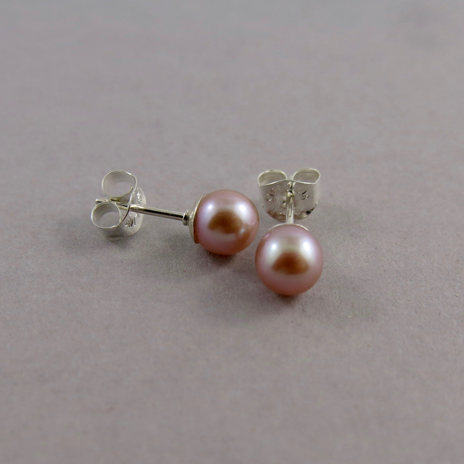 Clous d'oreilles en perles simples • Perles d'eau douce roses et argent sterling