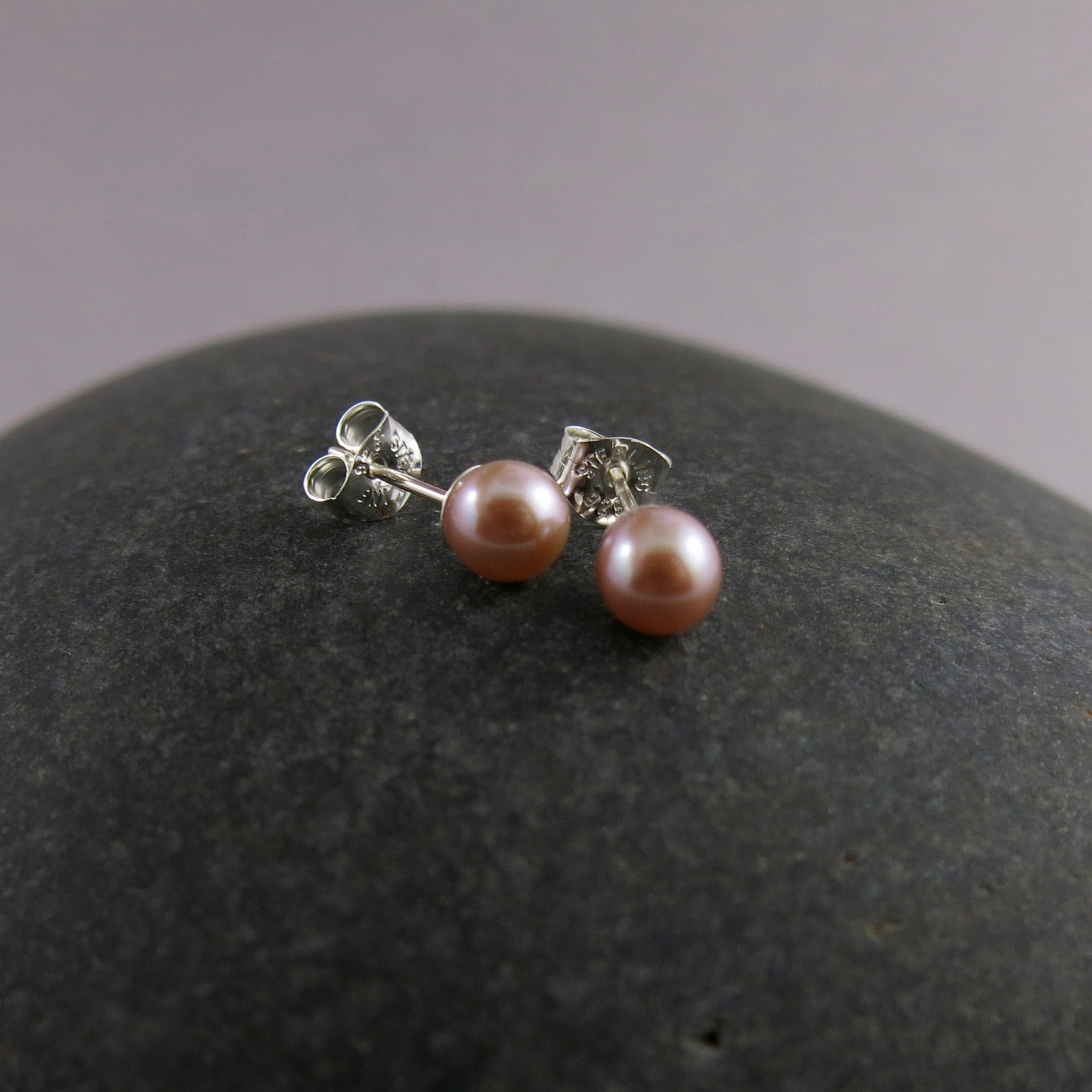Clous d'oreilles en perles simples • Perles d'eau douce roses et argent sterling