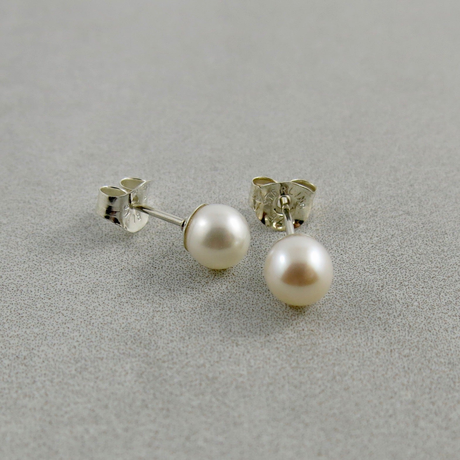 Clous d'oreilles en perles simples • Perles d'eau douce blanches et argent sterling