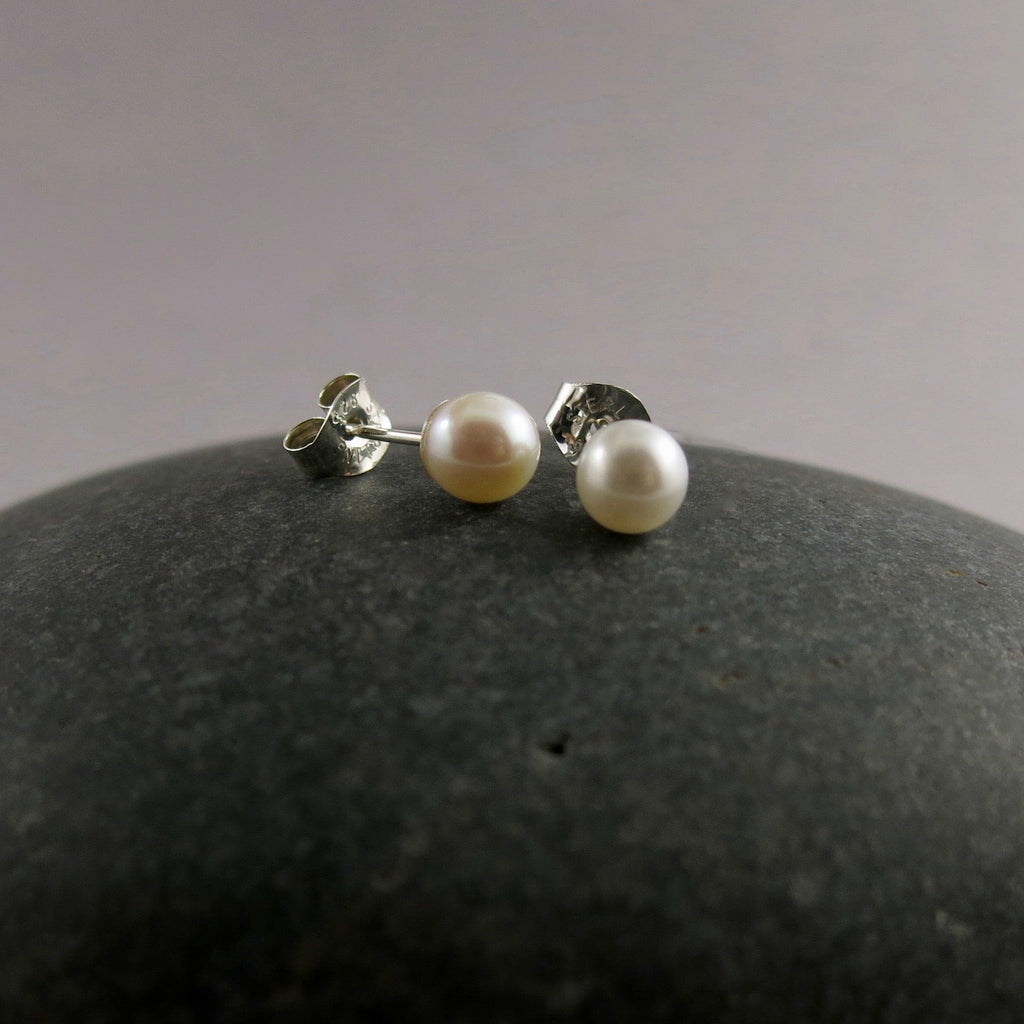 Clous d'oreilles en perles simples • Perles d'eau douce blanches et argent sterling