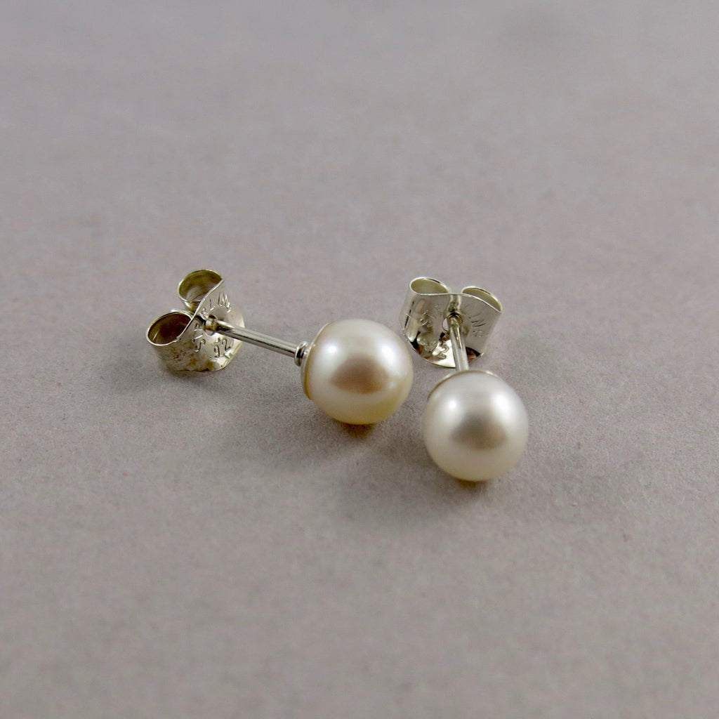 Clous d'oreilles en perles simples • Perles d'eau douce blanches et argent sterling
