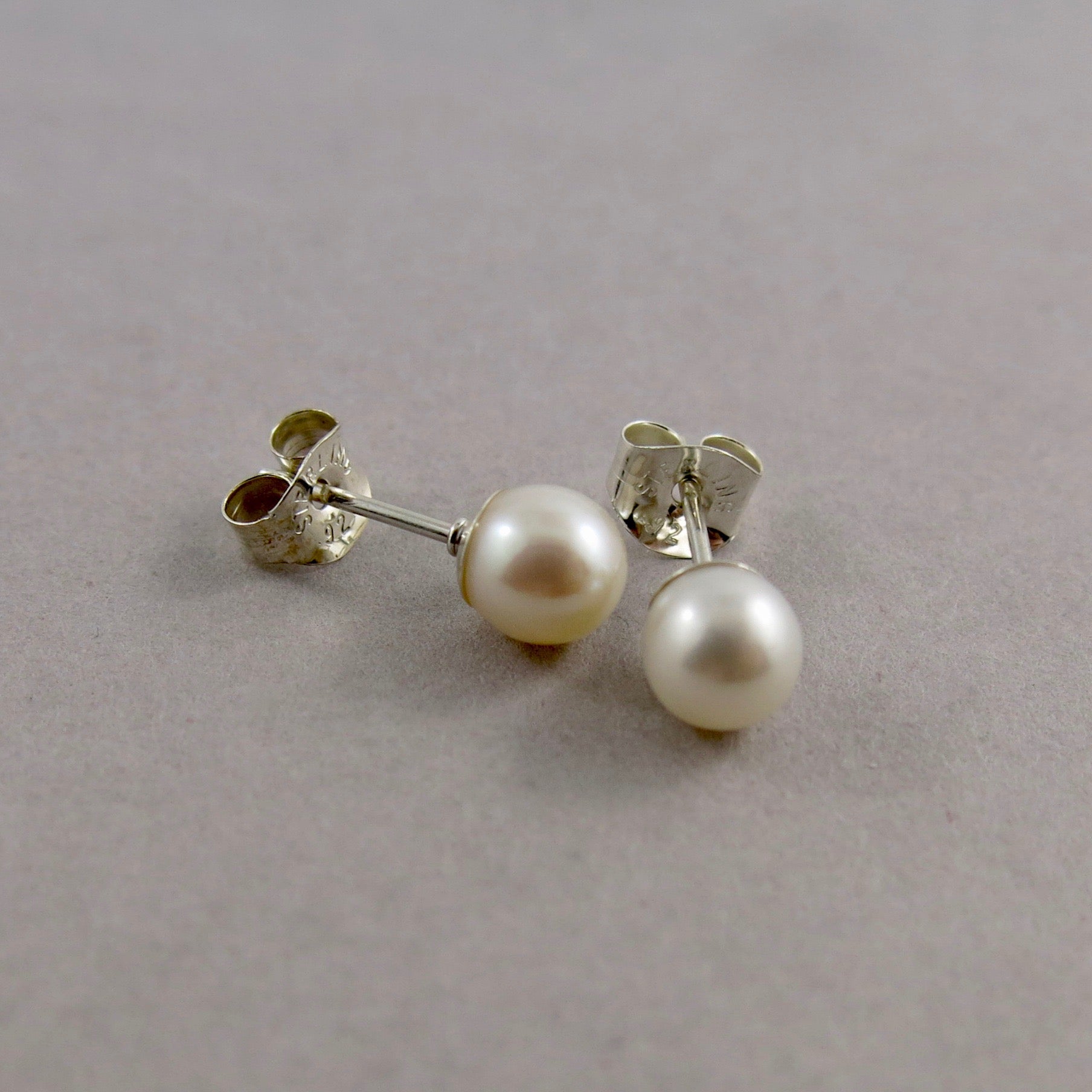 Clous d'oreilles en perles simples • Perles d'eau douce blanches et argent sterling