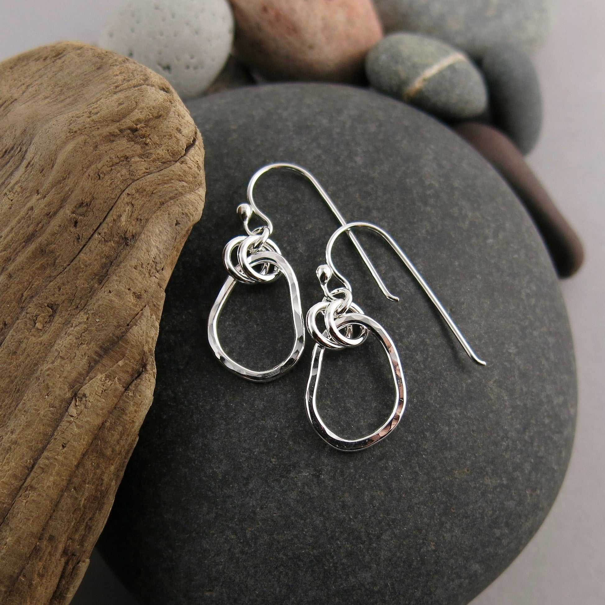 Petites boucles d'oreilles Coast • Pendantes en argent sterling organique texturé à forme libre
