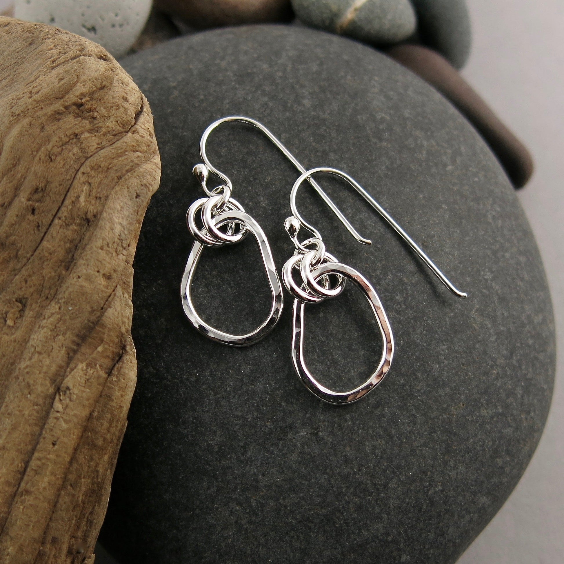 Petites boucles d'oreilles Coast • Pendantes en argent sterling organique texturé à forme libre