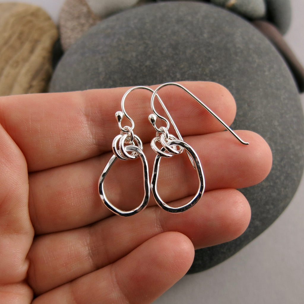 Petites boucles d'oreilles Coast • Pendantes en argent sterling organique texturé à forme libre