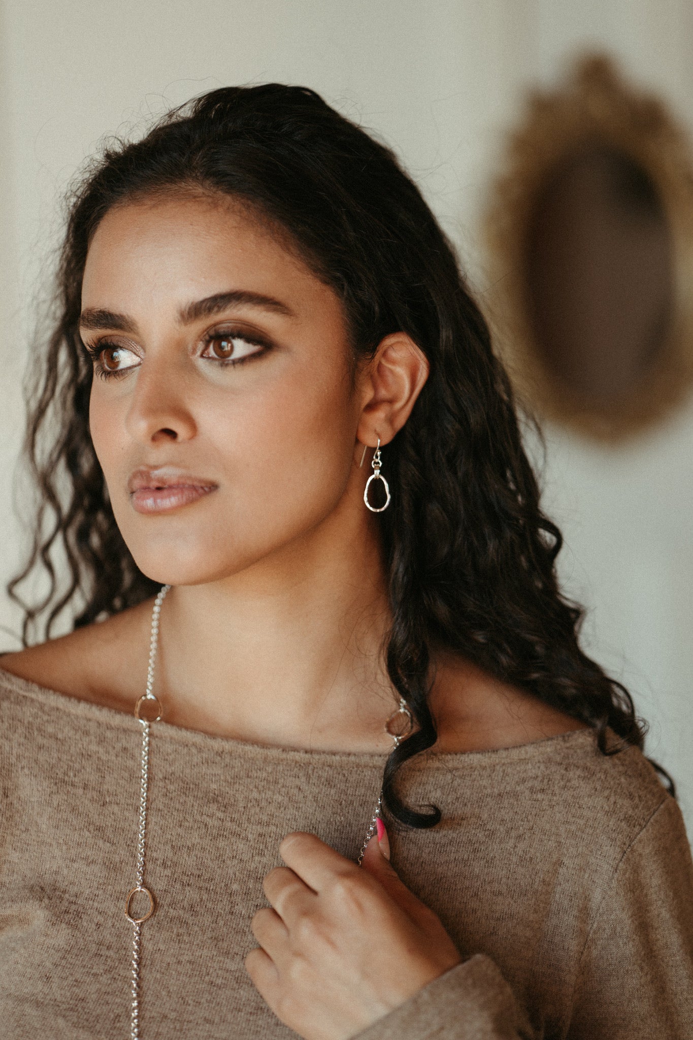 Petites boucles d'oreilles Coast • Pendantes en argent sterling organique texturé à forme libre