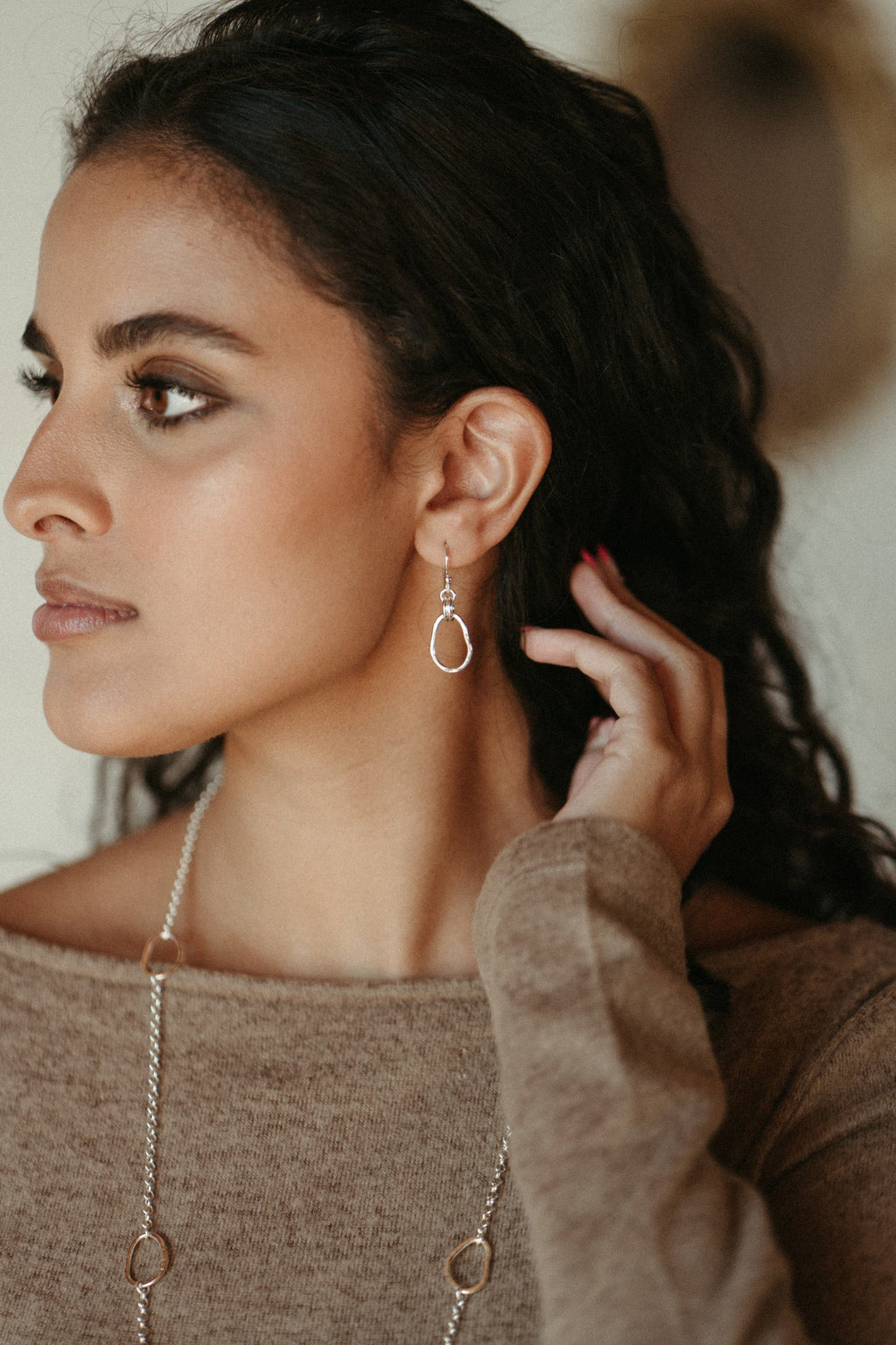 Petites boucles d'oreilles Coast • Pendantes en argent sterling organique texturé à forme libre