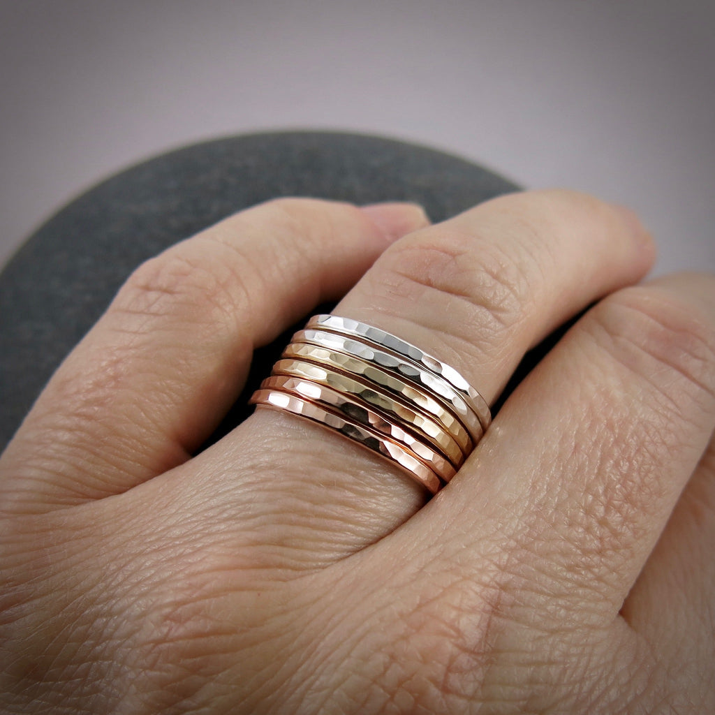 Bague empilable carrée souple • Bande texturée martelée • Argent sterling, remplissage en or jaune 14 carats, remplissage en or rose 14 carats