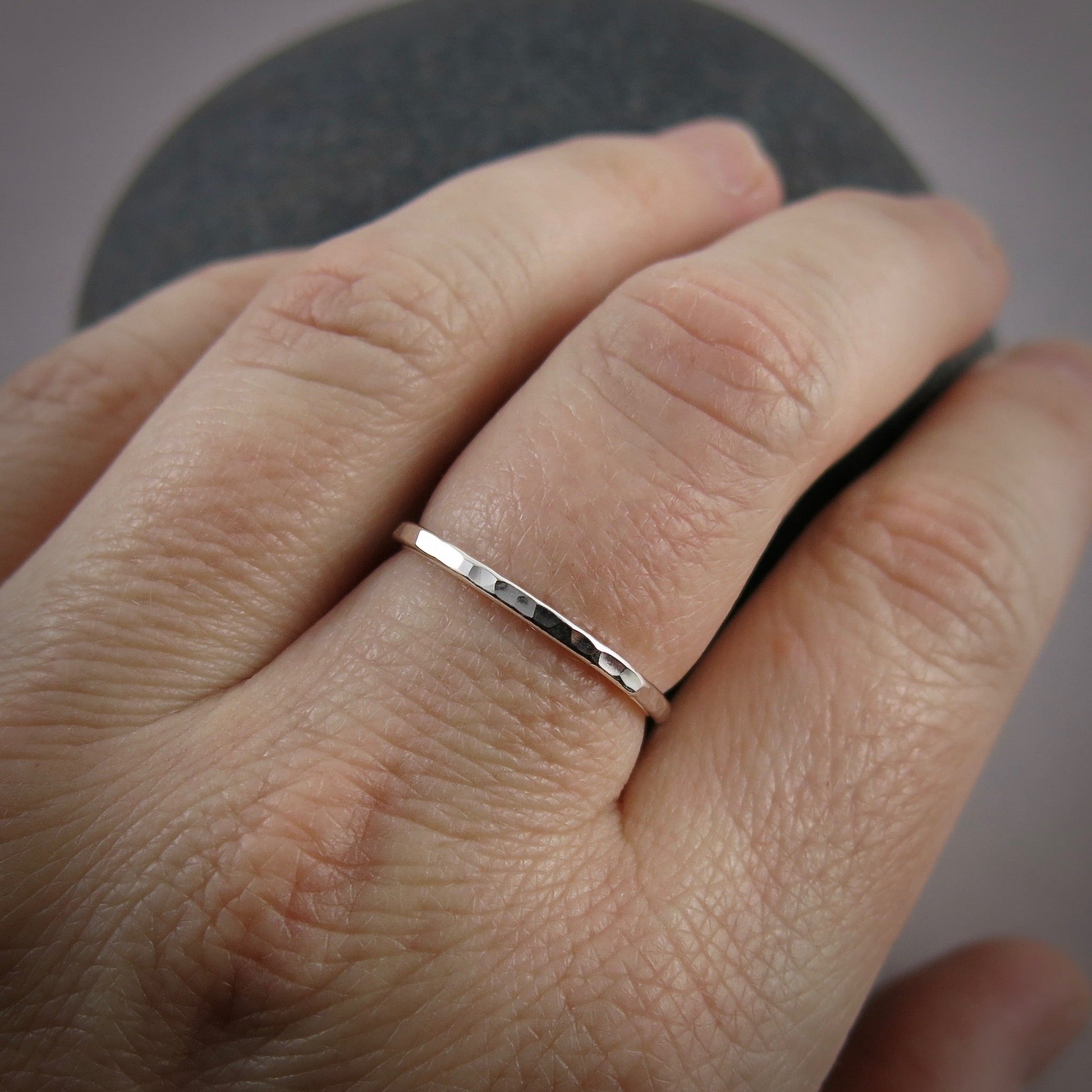 Bague empilable carrée souple • Bande texturée martelée • Argent sterling, remplissage en or jaune 14 carats, remplissage en or rose 14 carats