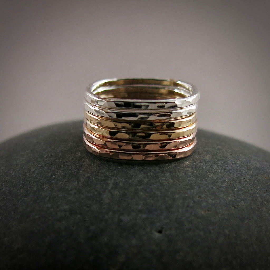 Bague empilable carrée souple • Bande texturée martelée • Argent sterling, remplissage en or jaune 14 carats, remplissage en or rose 14 carats