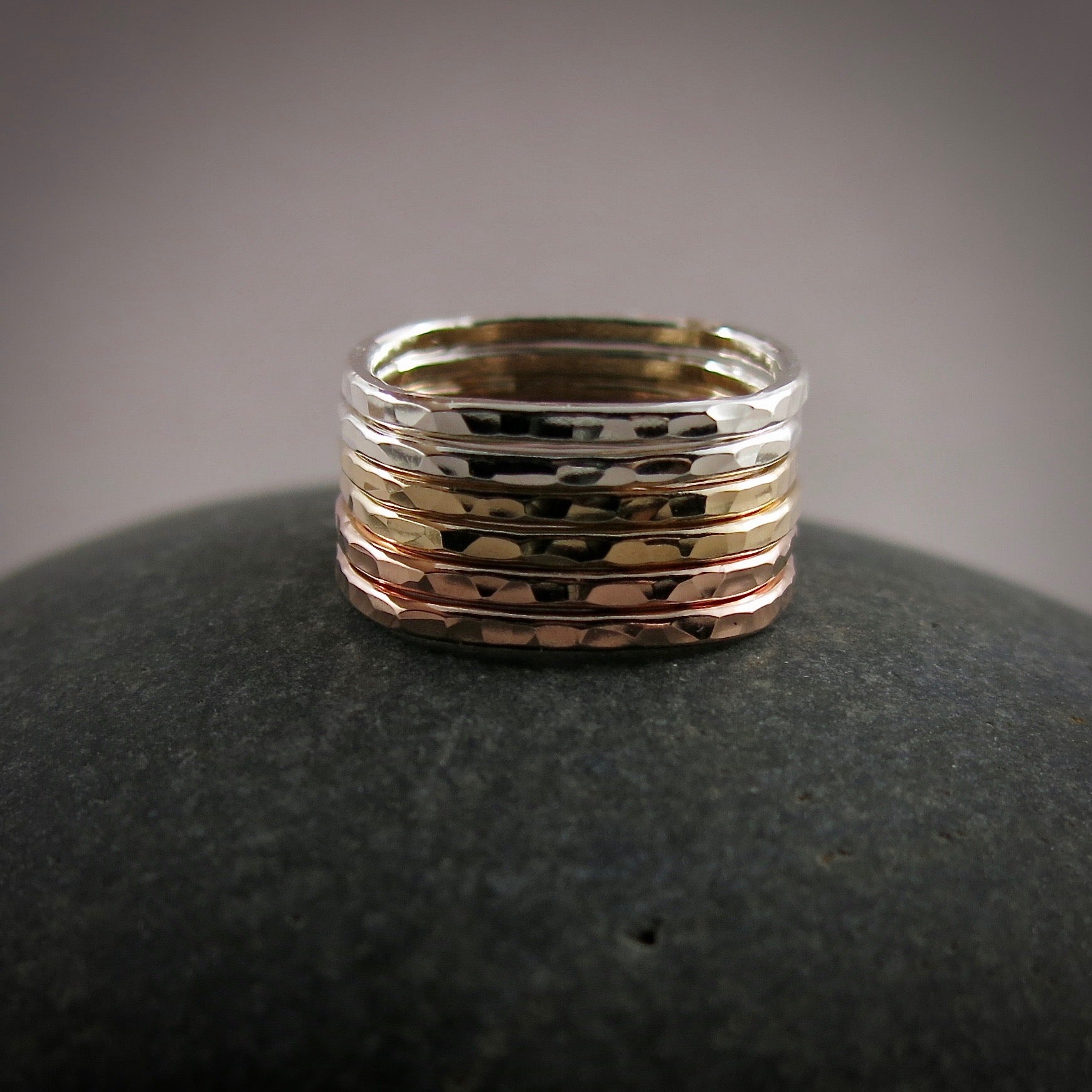 Bague empilable carrée souple • Bande texturée martelée • Argent sterling, remplissage en or jaune 14 carats, remplissage en or rose 14 carats