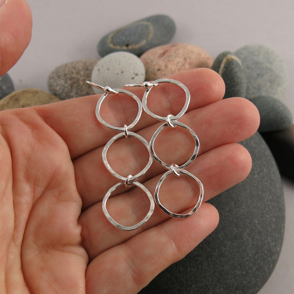 Boucles d'oreilles pendantes Soft Square Trio • Argent sterling texturé martelé