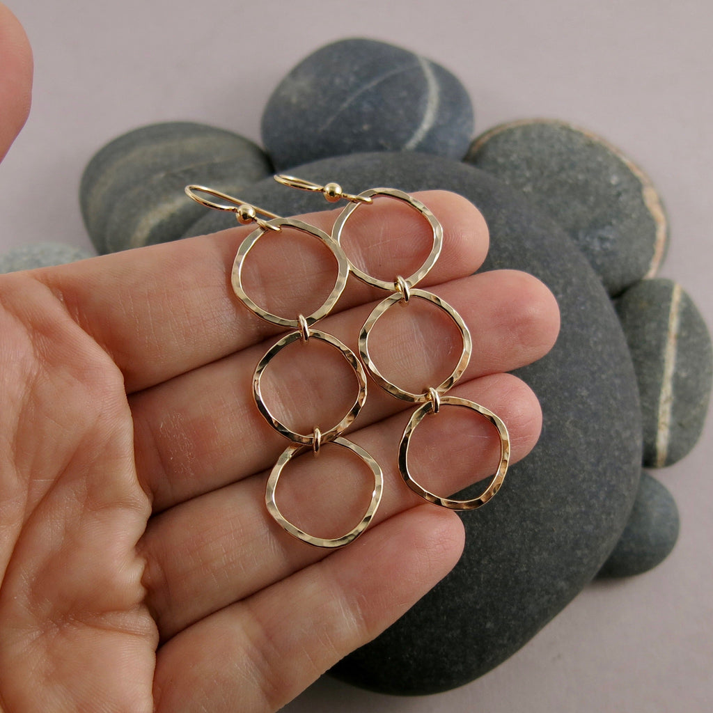 Boucles d'oreilles pendantes Soft Square Trio • Or texturé martelé