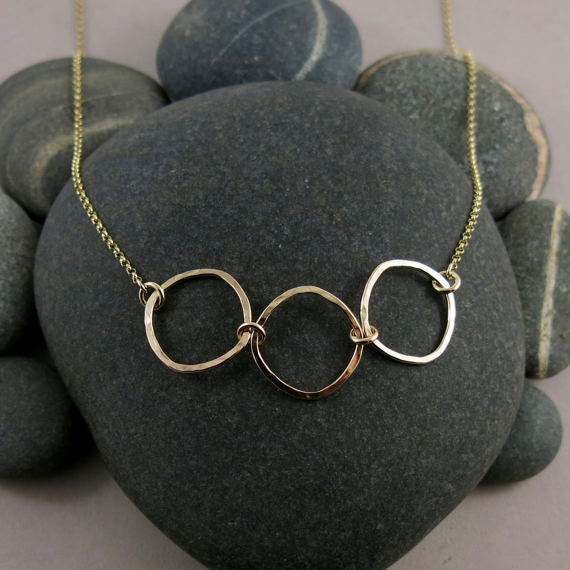 Collier Trio Carré Doux • Or texturé martelé avec chaîne Rolo