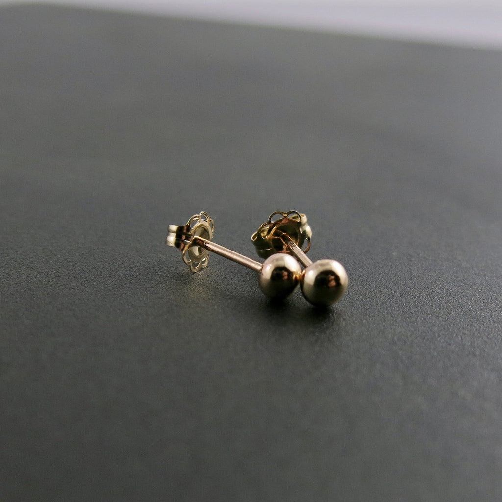Clous d'oreilles boules en or • Boucles d'oreilles minimalistes en or 14 carats