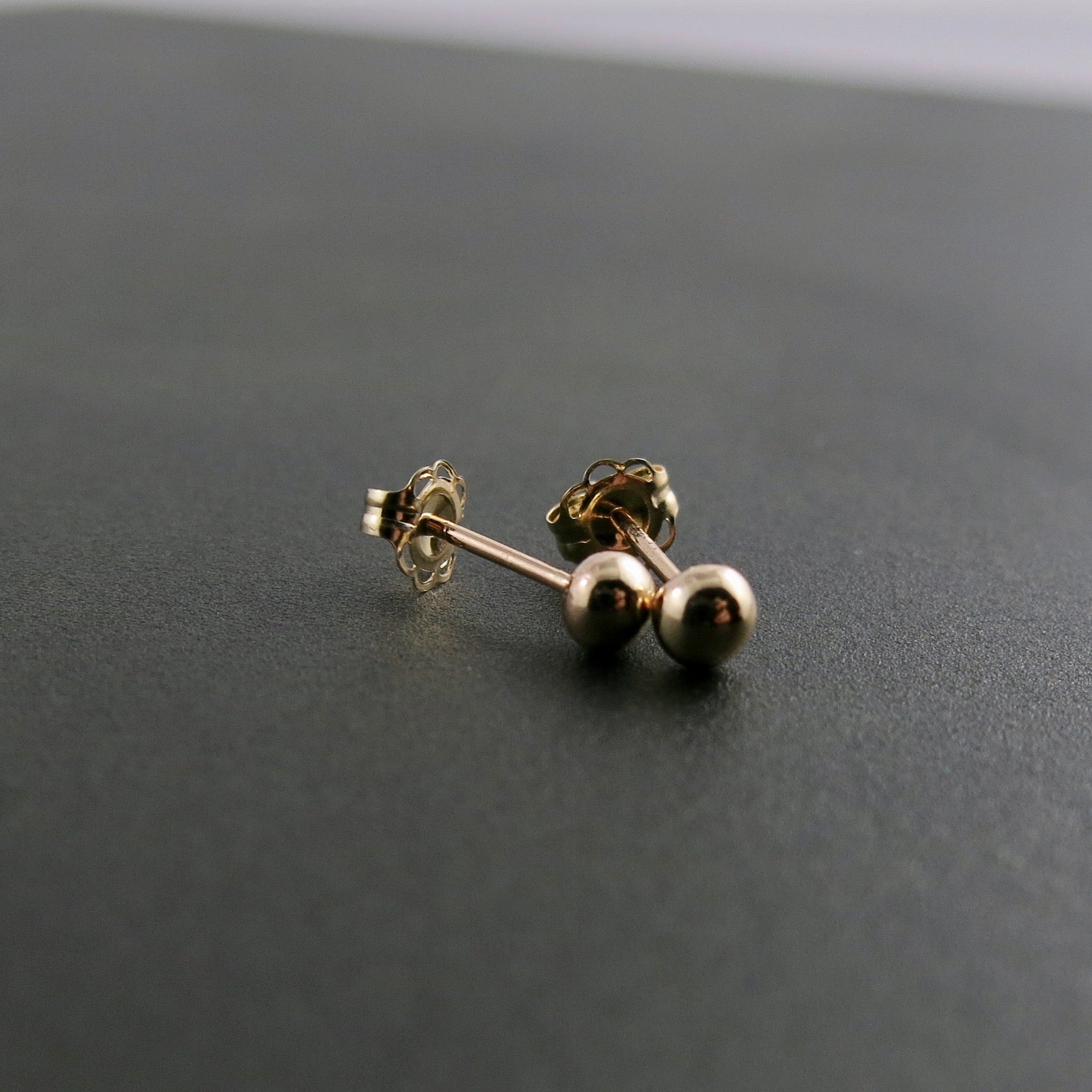 Clous d'oreilles boules en or • Boucles d'oreilles minimalistes en or 14 carats