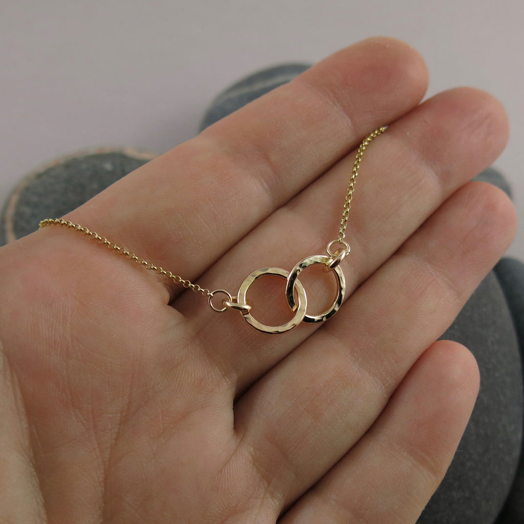 Collier Embrace en or massif • Or 14 carats texturé martelé avec chaîne rolo délicate