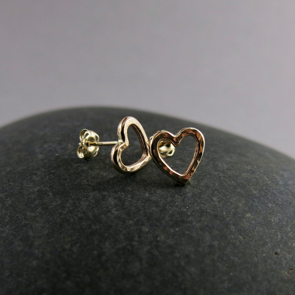 Boucles d'oreilles à tige en forme de cœur ouvert • Or 14 carats