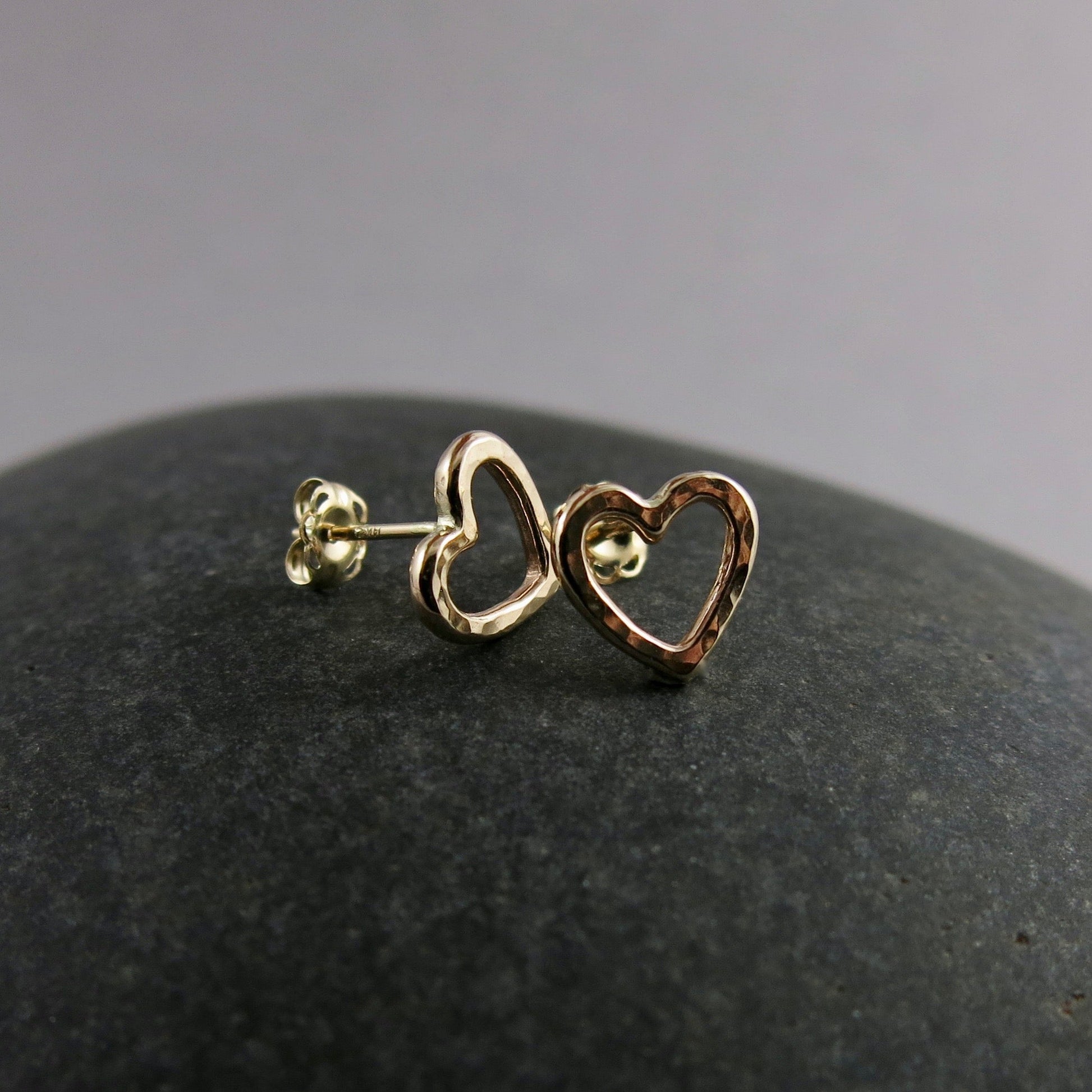 Boucles d'oreilles à tige en forme de cœur ouvert • Or 14 carats