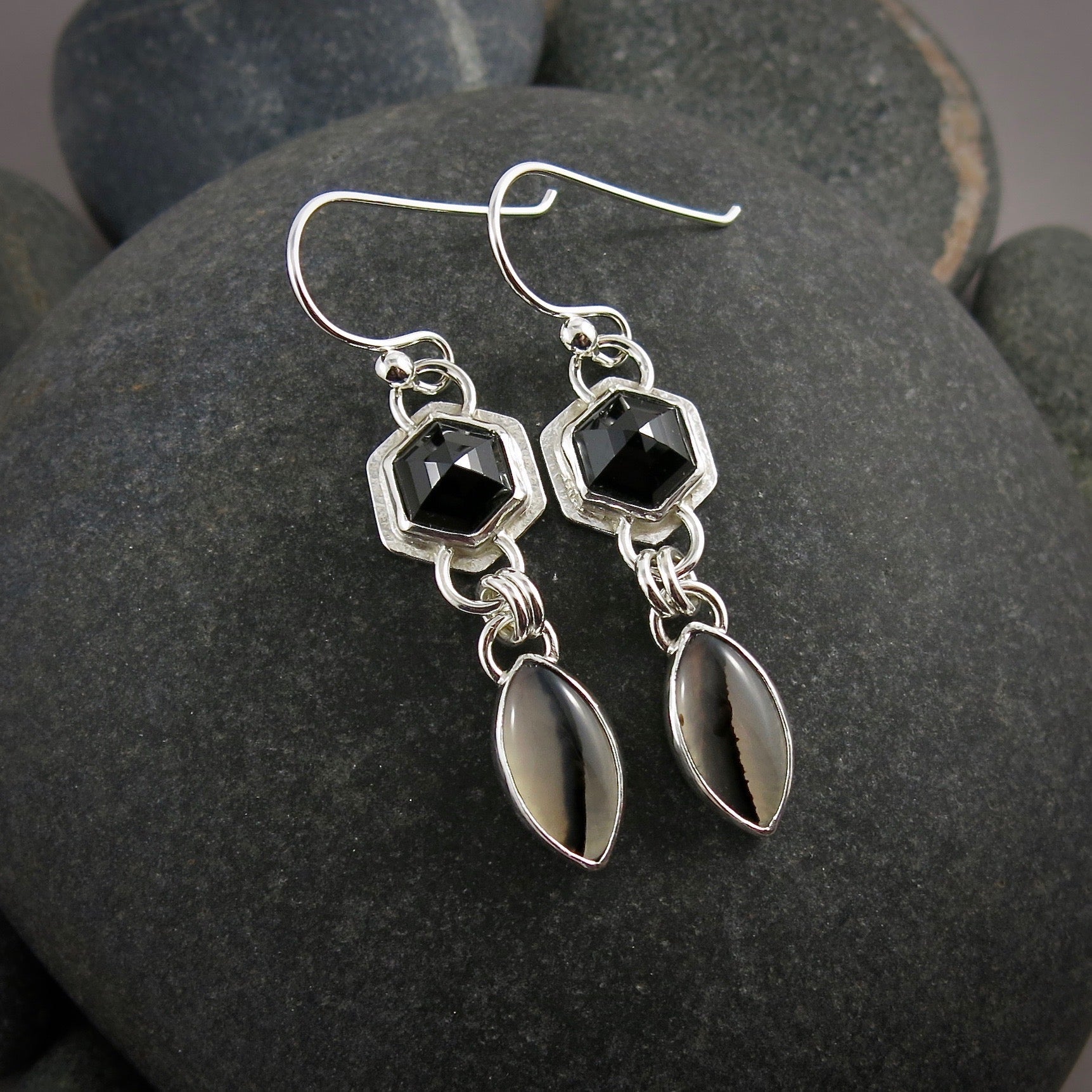 Boucles d'oreilles hexagonales en spinelle et agate du Montana • Argent sterling • Collection Scenic Wonders