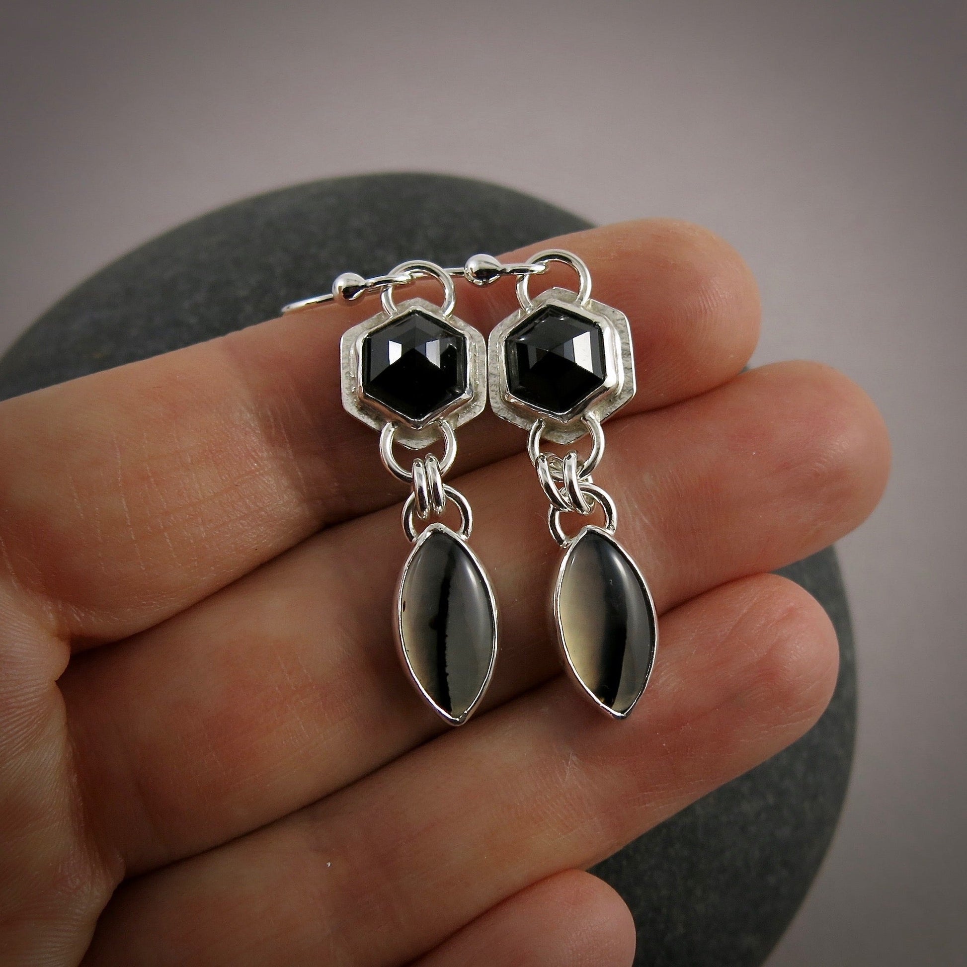 Boucles d'oreilles hexagonales en spinelle et agate du Montana • Argent sterling • Collection Scenic Wonders