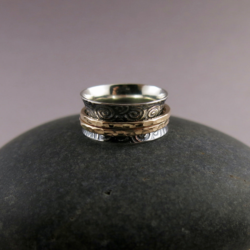 Bague de méditation à imprimé spirale • Bande en argent avec doubles toupies remplies d'or