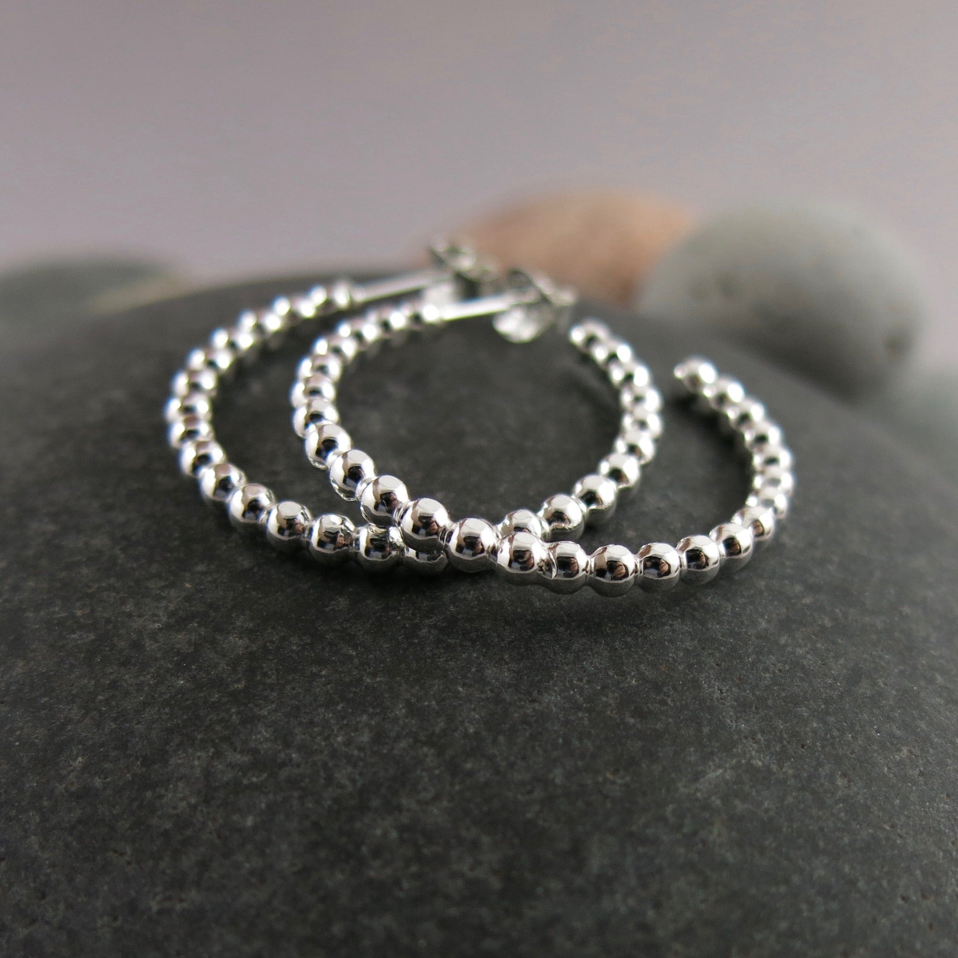 Boucles d'oreilles créoles ouvertes • Créoles perlées en argent sterling