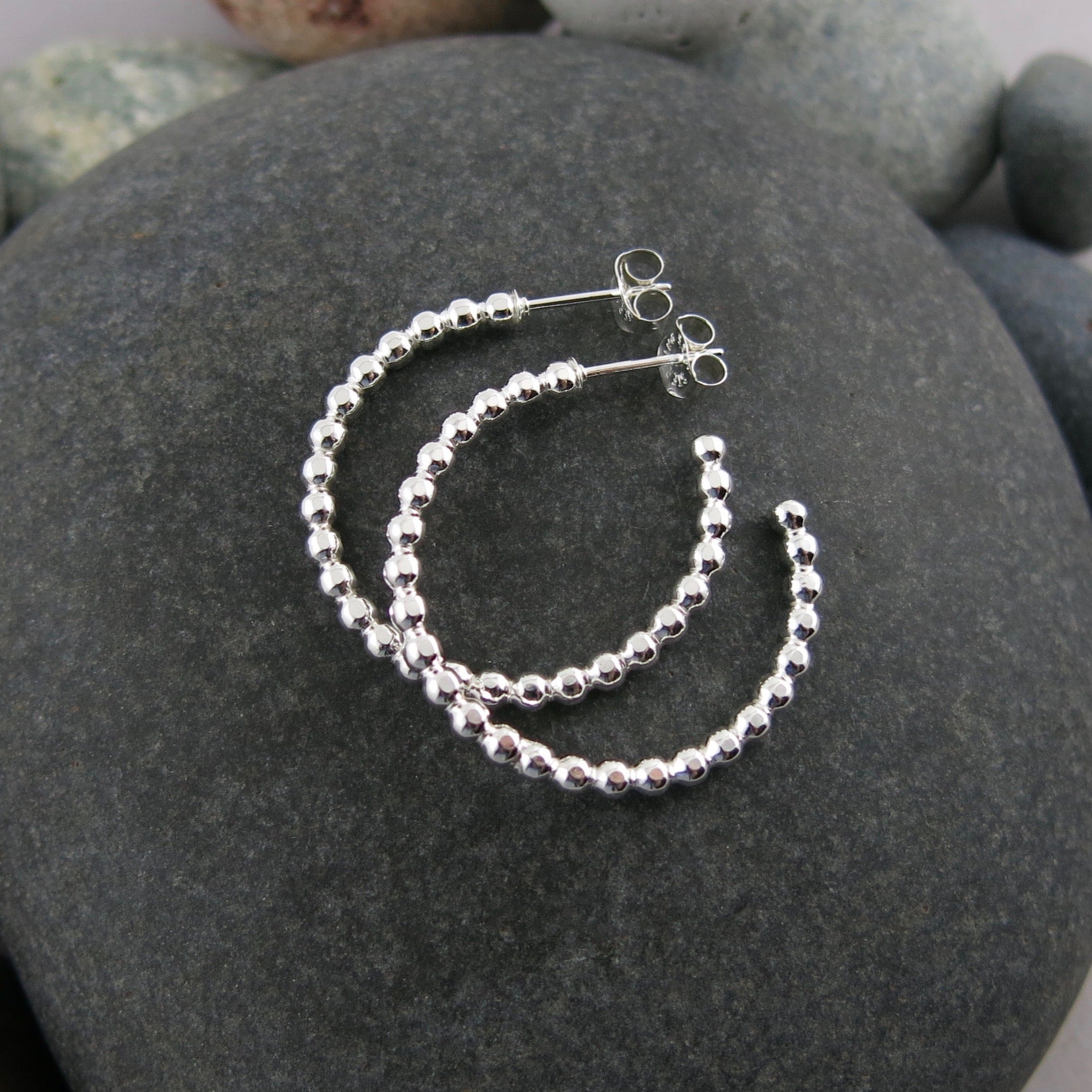 Boucles d'oreilles créoles ouvertes • Créoles perlées en argent sterling