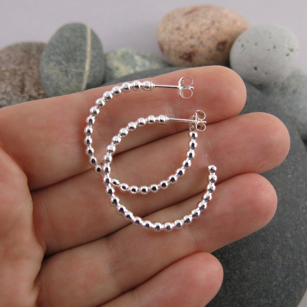 Boucles d'oreilles créoles ouvertes • Créoles perlées en argent sterling