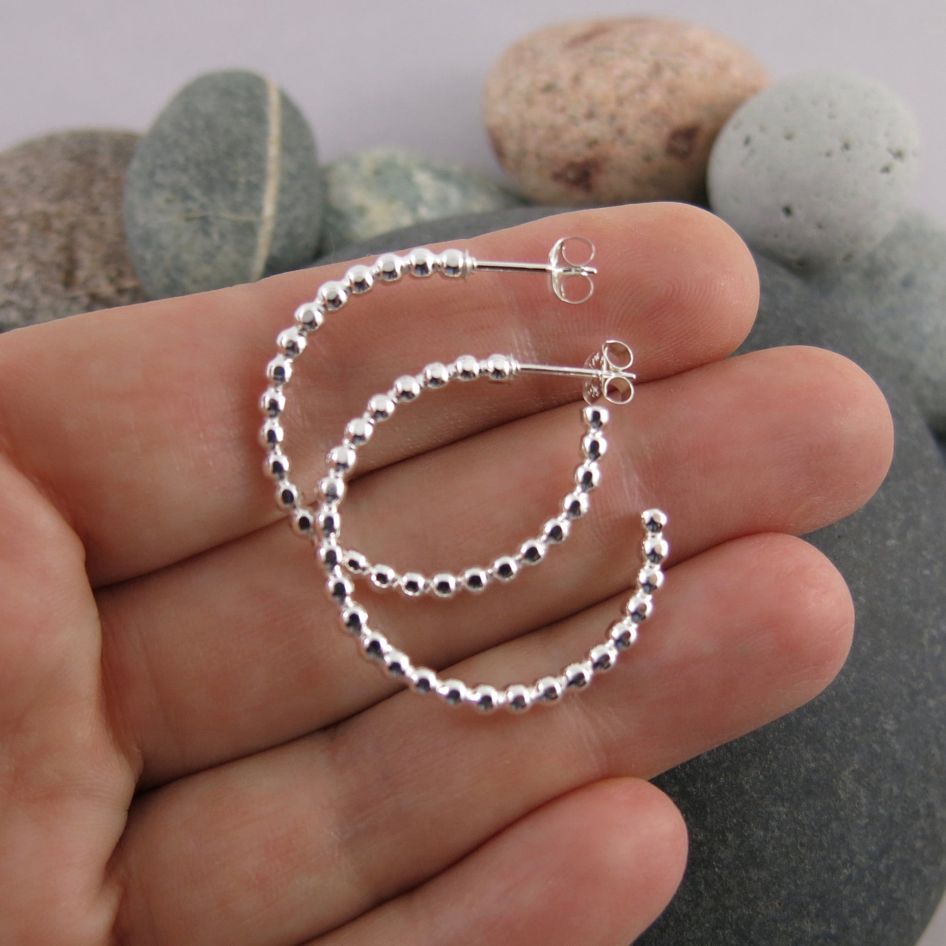 Boucles d'oreilles créoles ouvertes • Créoles perlées en argent sterling