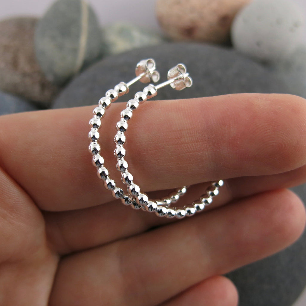 Boucles d'oreilles créoles ouvertes • Créoles perlées en argent sterling