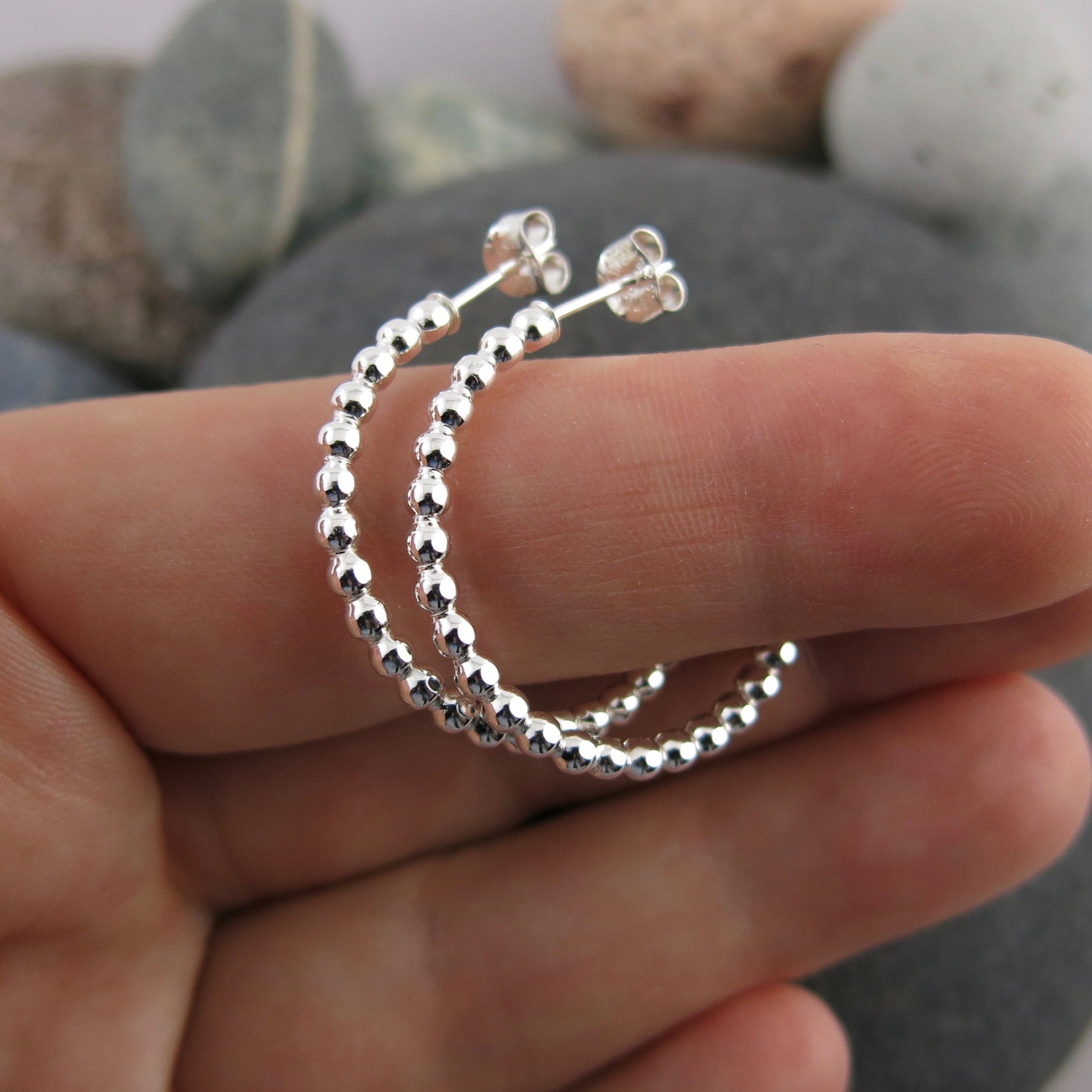 Boucles d'oreilles créoles ouvertes • Créoles perlées en argent sterling