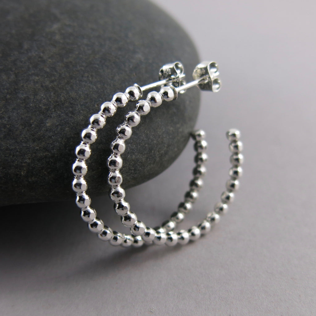Boucles d'oreilles créoles ouvertes • Créoles perlées en argent sterling