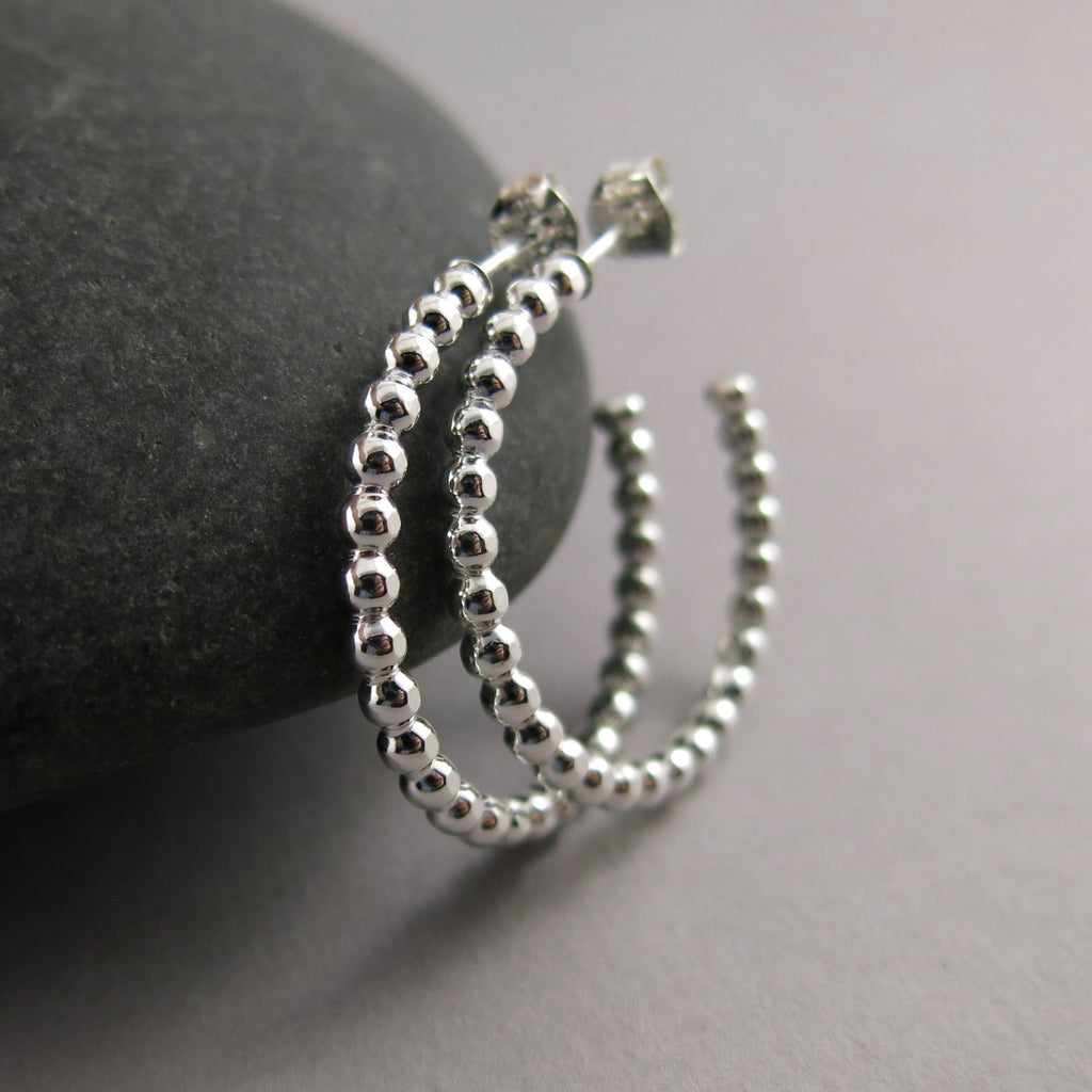 Boucles d'oreilles créoles ouvertes • Créoles perlées en argent sterling