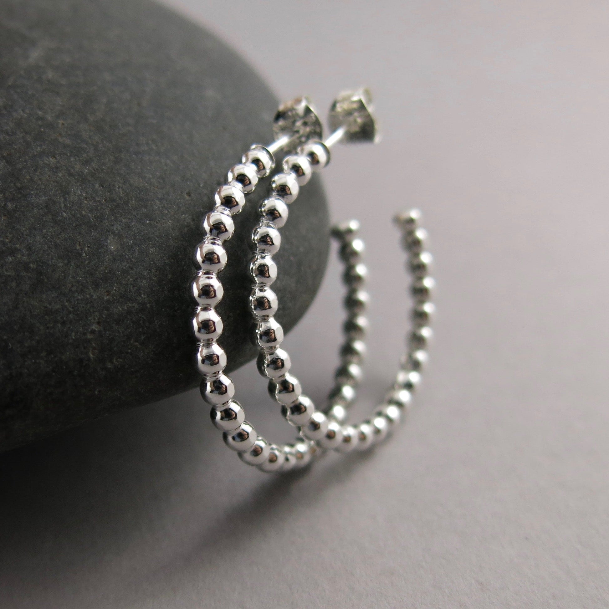 Boucles d'oreilles créoles ouvertes • Créoles perlées en argent sterling