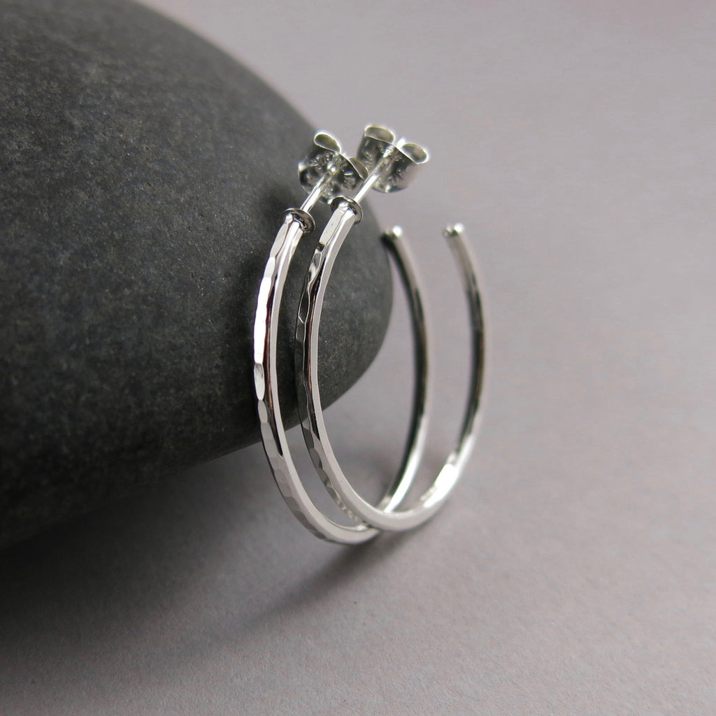 Boucles d'oreilles créoles ouvertes • Créoles en argent sterling texturées martelées